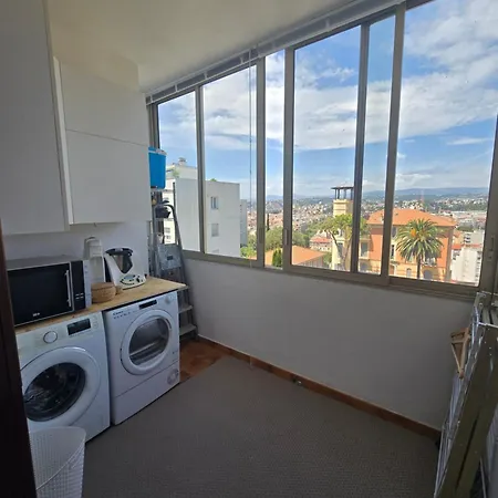 3 Pieces Avec Vue Proche Du Port De Nice ניס